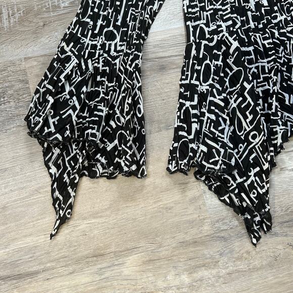 Vintage Black White Graphic Print Pleated Top w/ Bell Sleeves & Sharkbite Hem - Picture 2 of 6